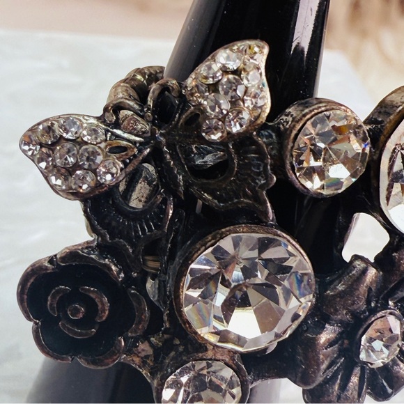 Beautiful, super bling, butterfly statement, adjustable, stretch ring - Picture 5 of 7